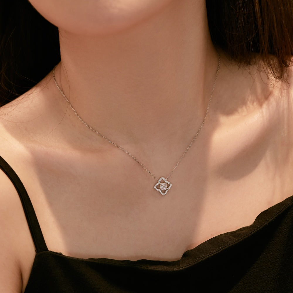 [Clover Jewelry] 豪華フラワーシェイプ・プリンセスカットネックレス