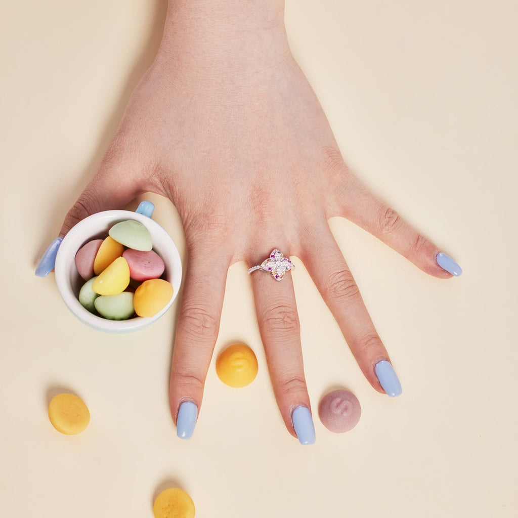 [Clover Jewelry]豪華なカラフルフラワー型バンケットリング