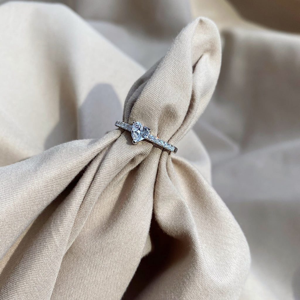 [Clover Jewelry]0.5カラット エタニティ 魅惑的なハート形 ラバーリング