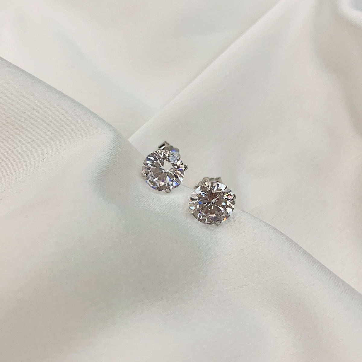 [Clover Jewelry]Modische glänzende Ohrstecker mit rundem Mittelstein