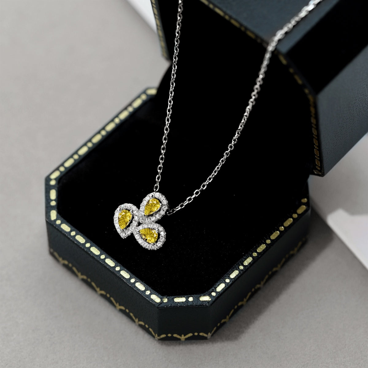 [Clover Jewelry]エレガントな花型ペアーカットネックレス
