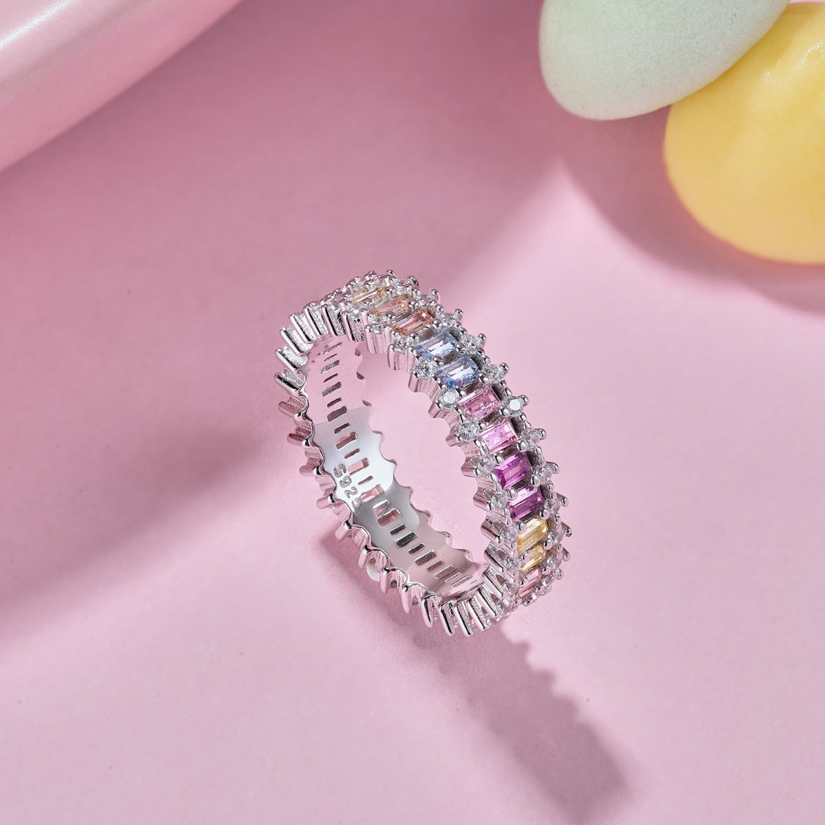 [クローバージュエリー]豪華なオーバルエメラルドカット カクテルリング