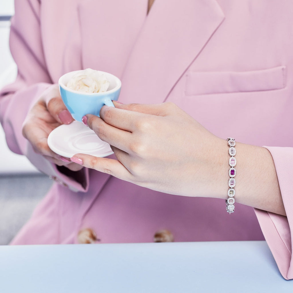 [Clover Jewelry]精巧な装飾が施されたエメラルドカットデイリーブレスレット