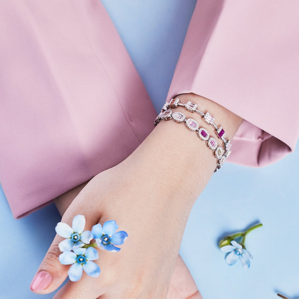 [Clover Jewelry]精巧な装飾が施されたエメラルドカットデイリーブレスレット