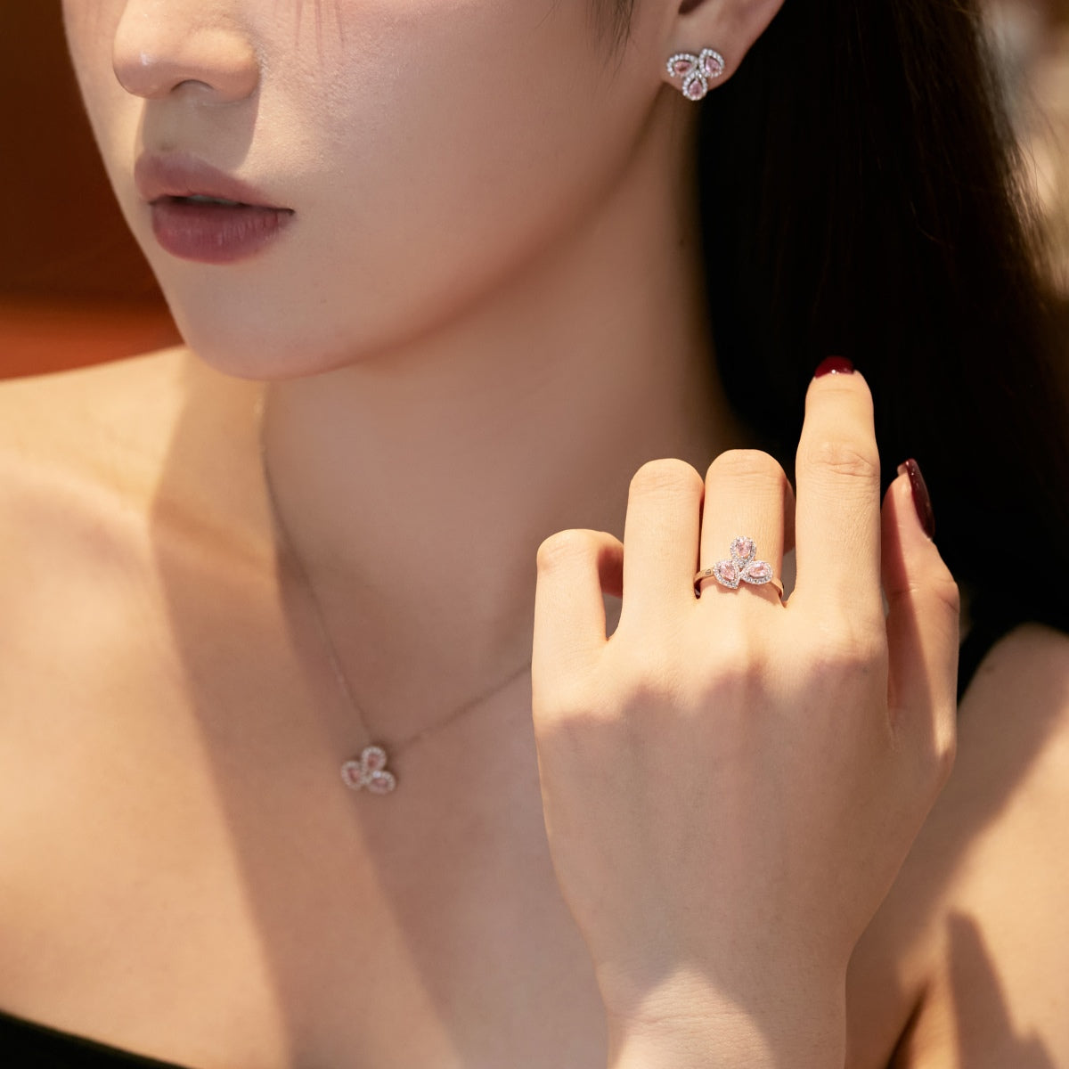 [Clover Jewelry]エレガントな花型ペアーカットネックレス