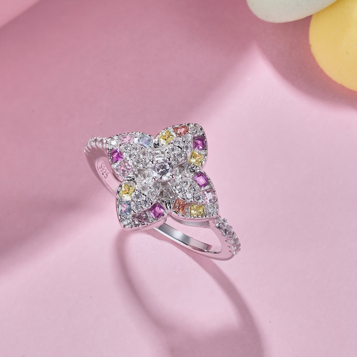 [Clover Jewelry]豪華なカラフルフラワー型バンケットリング