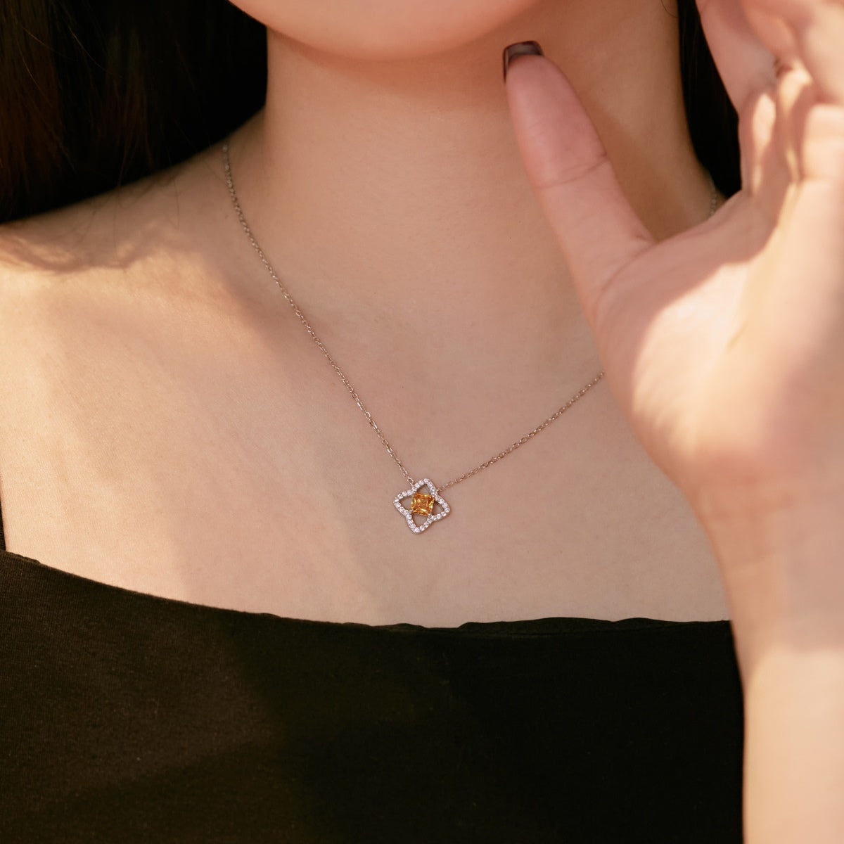 [Clover Jewelry] 豪華フラワーシェイプ・プリンセスカットネックレス