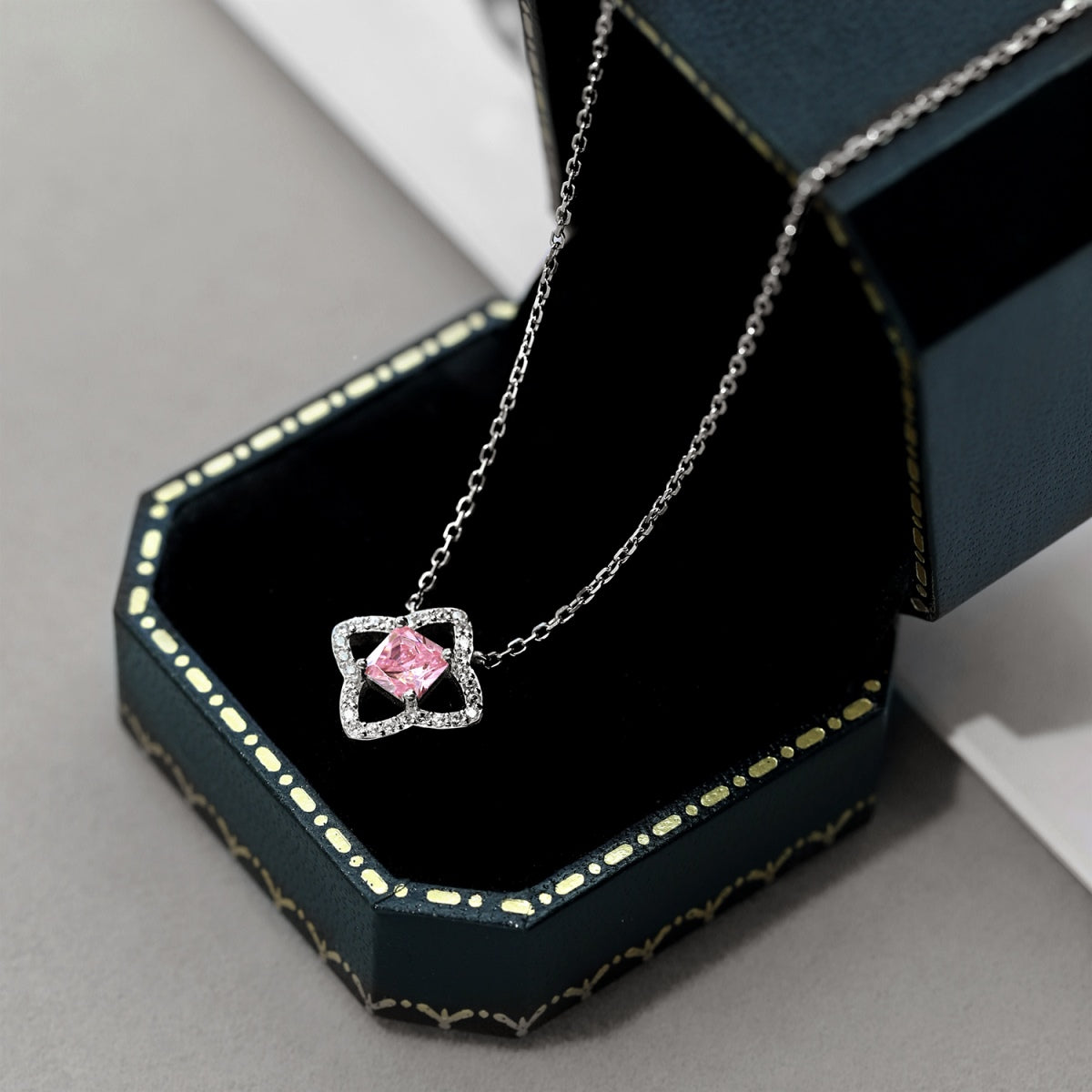 [Clover Jewelry] 豪華フラワーシェイプ・プリンセスカットネックレス