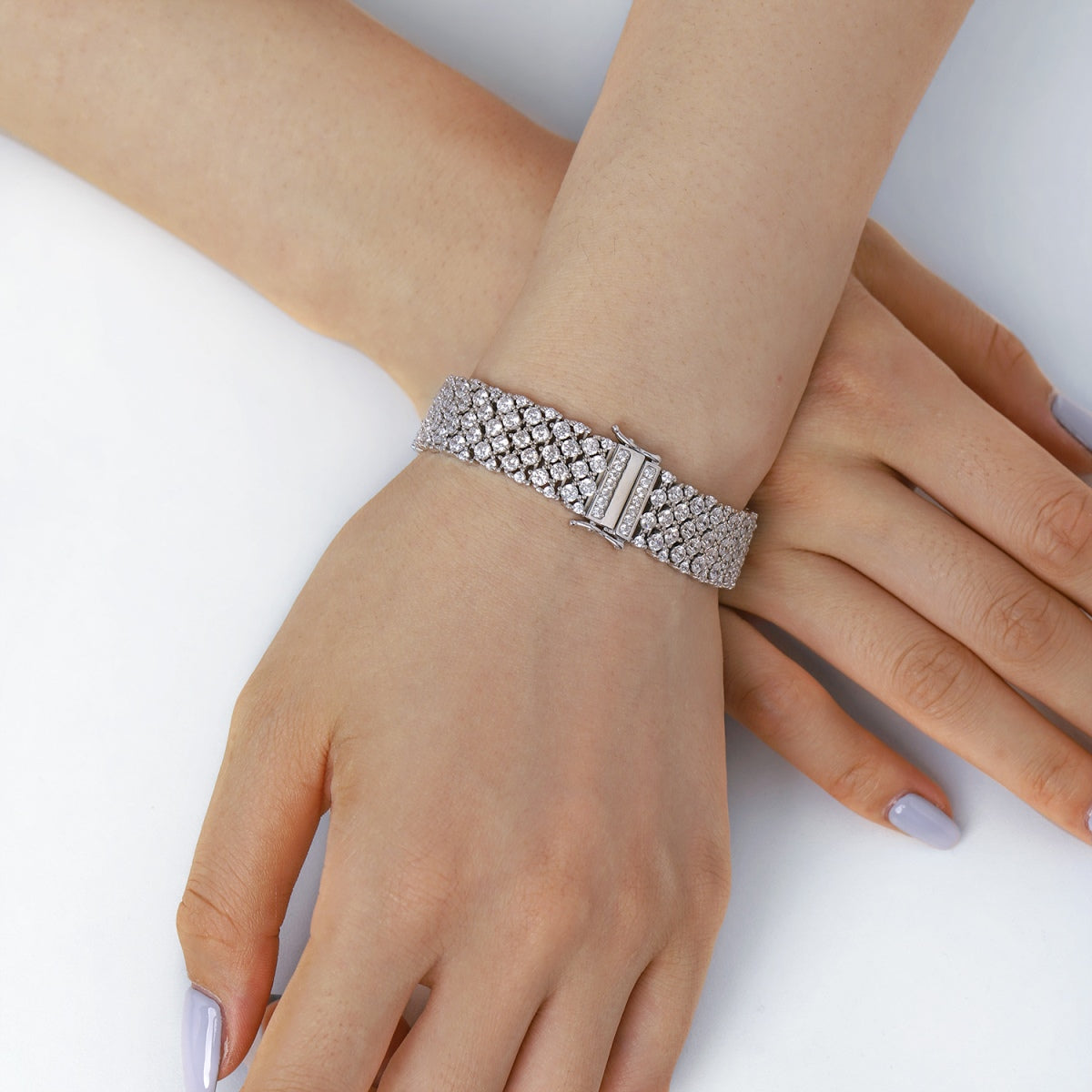 [Clover Jewelry]華やかなエレガントなラウンドカットパーティーブレスレット