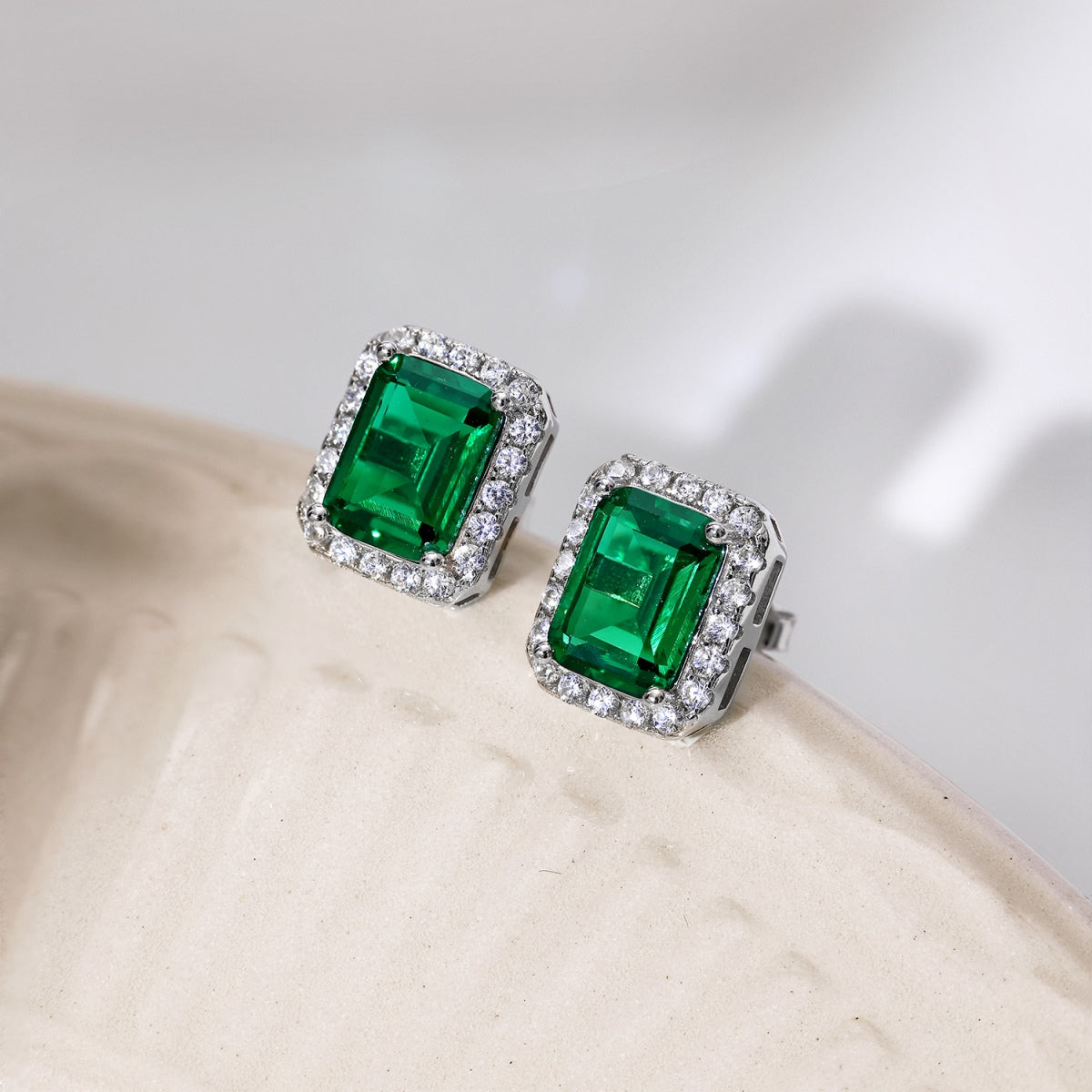 [Clover Jewelry]ラグジュアリーな上品なエメラルドカットバンケットイヤリング