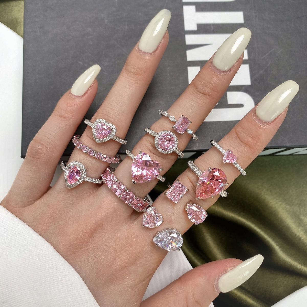 [Clover Jewelry]0.5カラット エタニティ 魅惑的なハート形 ラバーリング