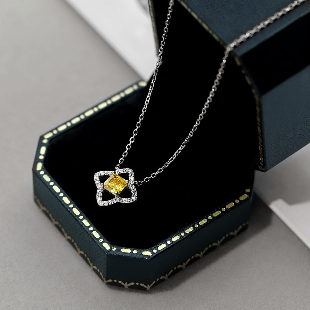 [Clover Jewelry] 豪華フラワーシェイプ・プリンセスカットネックレス