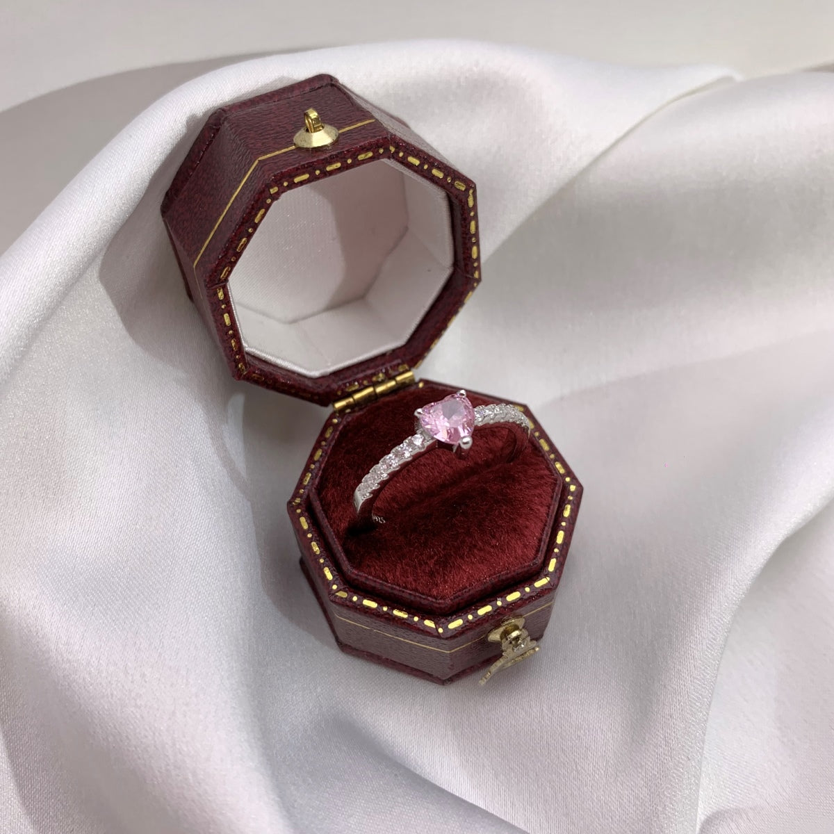 [Clover Jewelry]0.5カラット エタニティ 魅惑的なハート形 ラバーリング