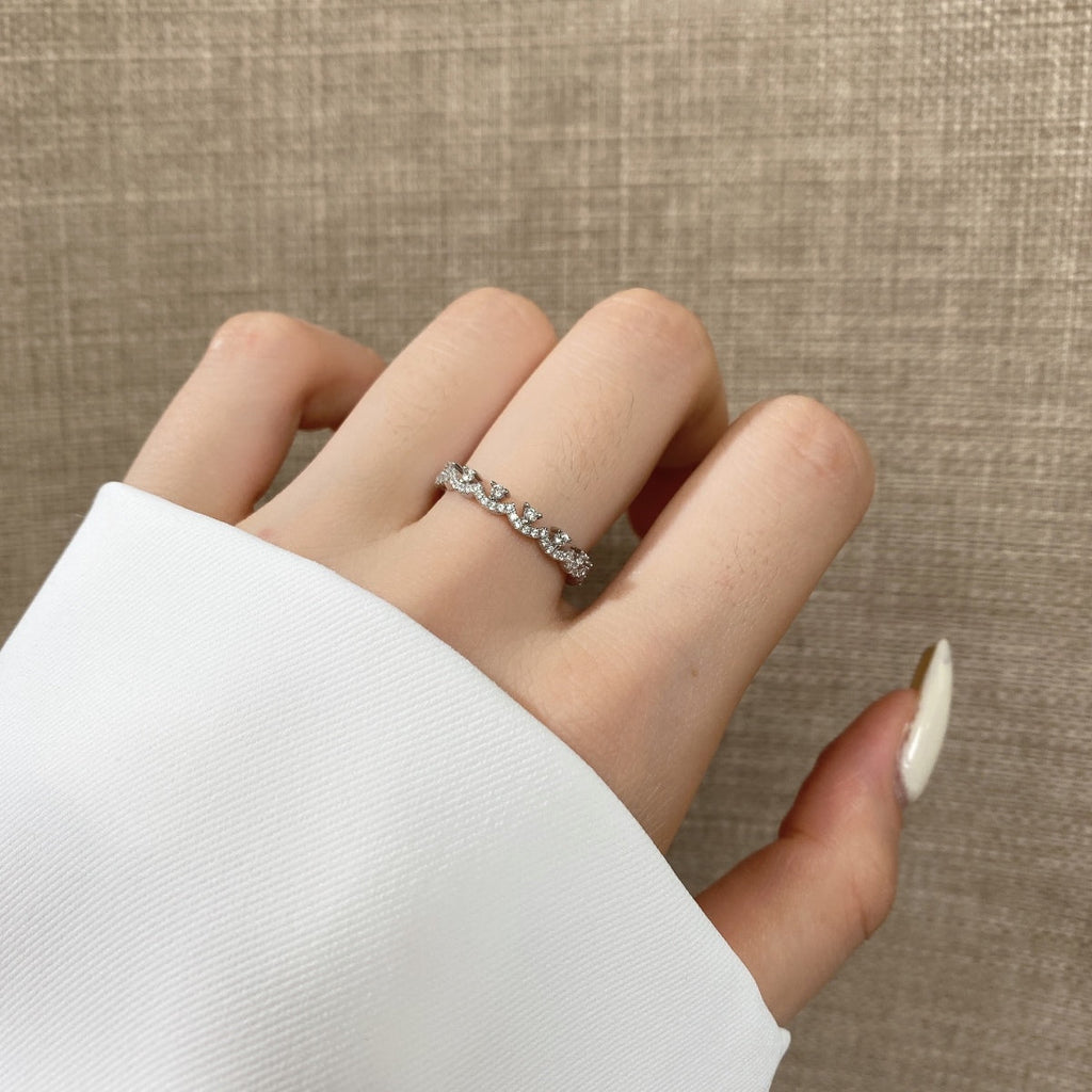 [Clover Jewelry]エレガントな光沢を放つラウンドシェイプのパーティリング