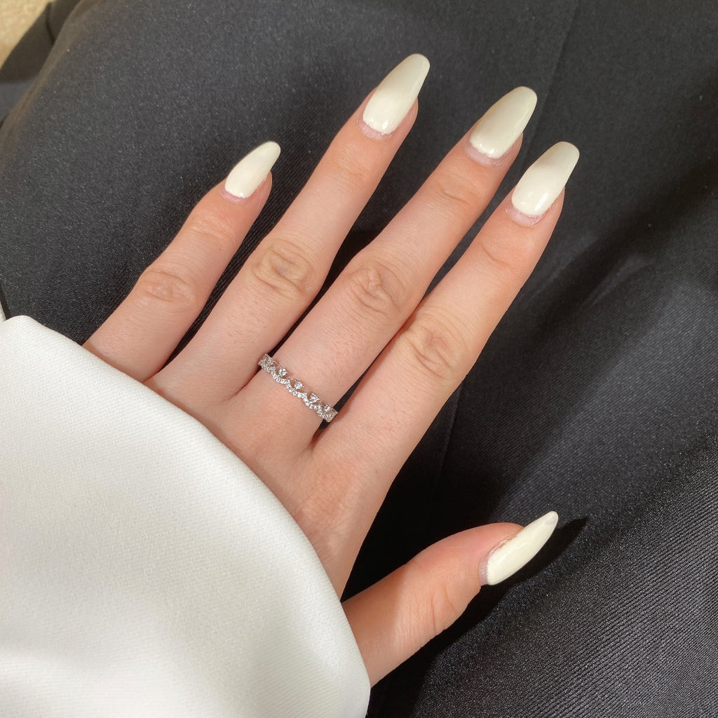 [Clover Jewelry]エレガントな光沢を放つラウンドシェイプのパーティリング