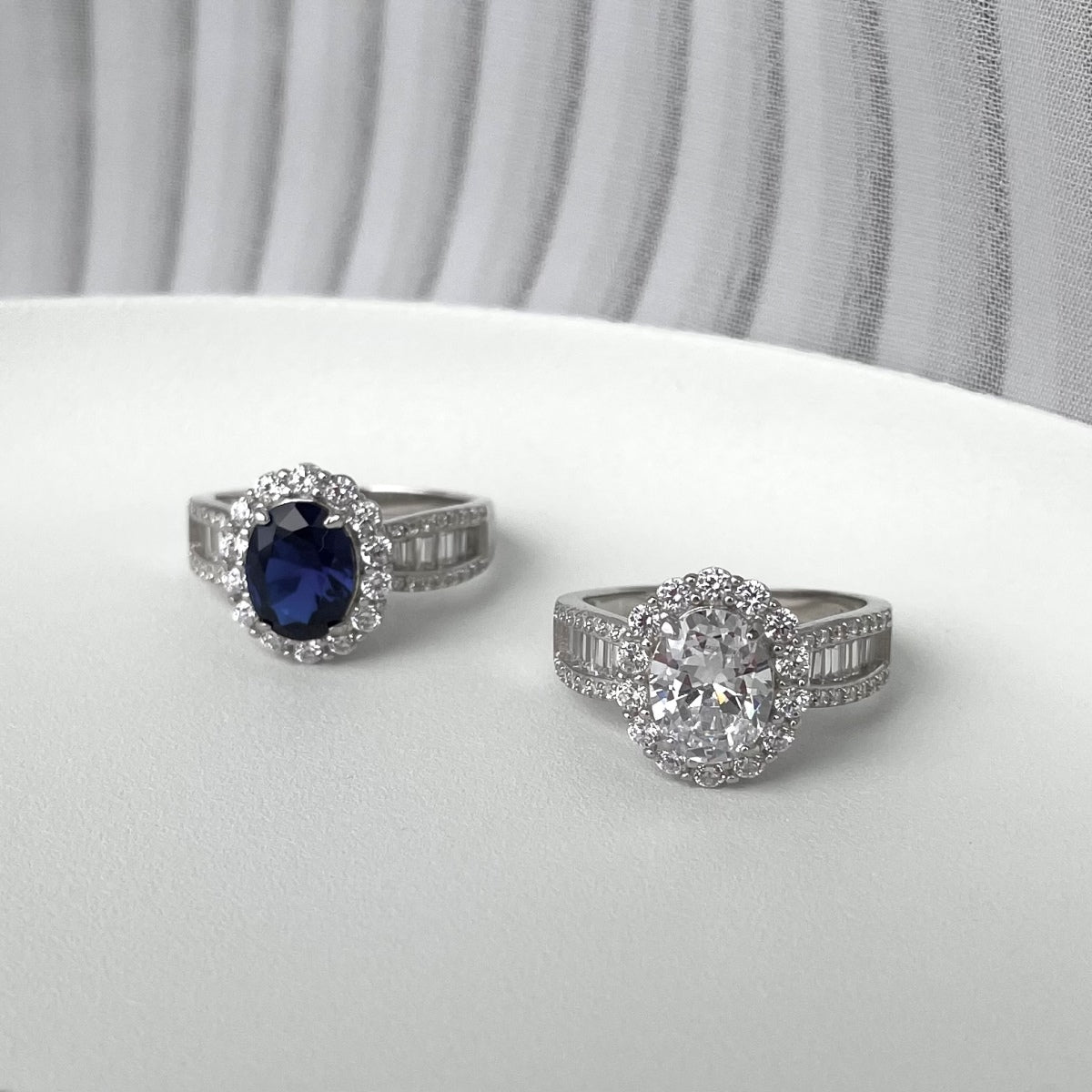 [Clover Jewelry]1.5カラット 魅惑的なオーバルカット バンケットリング