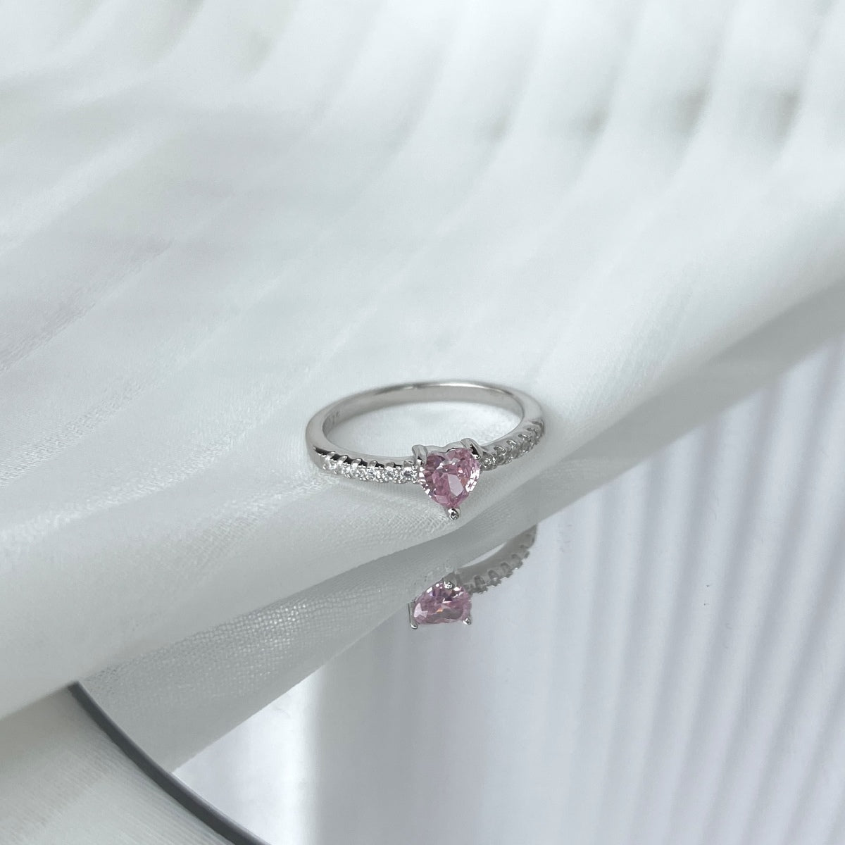[Clover Jewelry]0.5カラット エタニティ 魅惑的なハート形 ラバーリング
