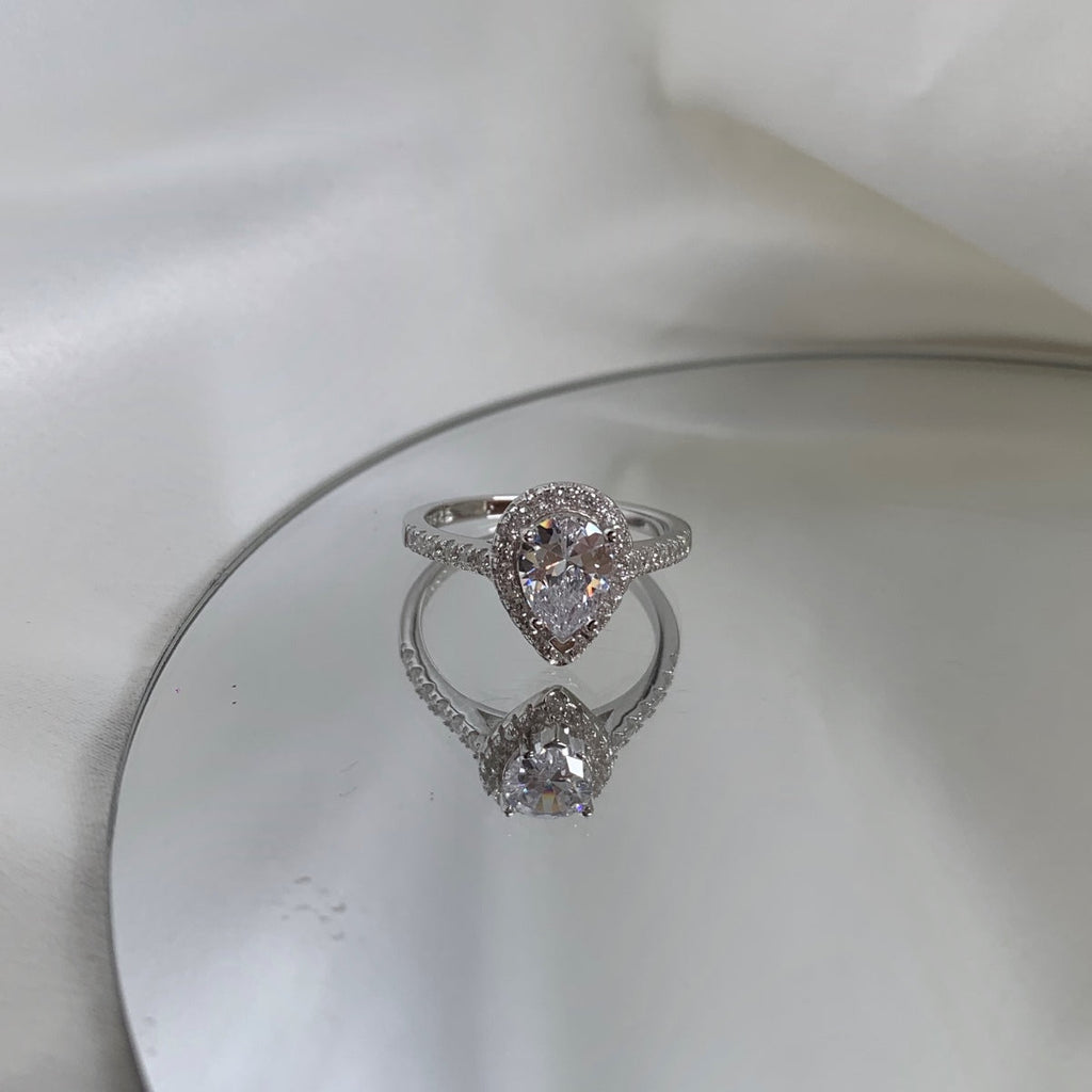 [Clover Jewelry]1.0カラット 豪華絢爛 ウォータードロップ型 結婚指輪