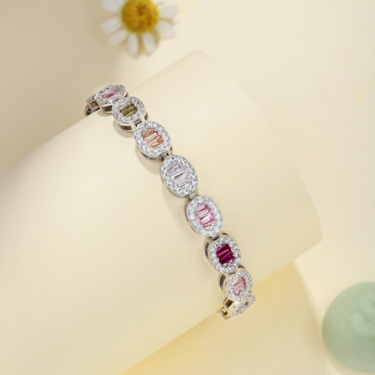 [Clover Jewelry]精巧な装飾が施されたエメラルドカットデイリーブレスレット
