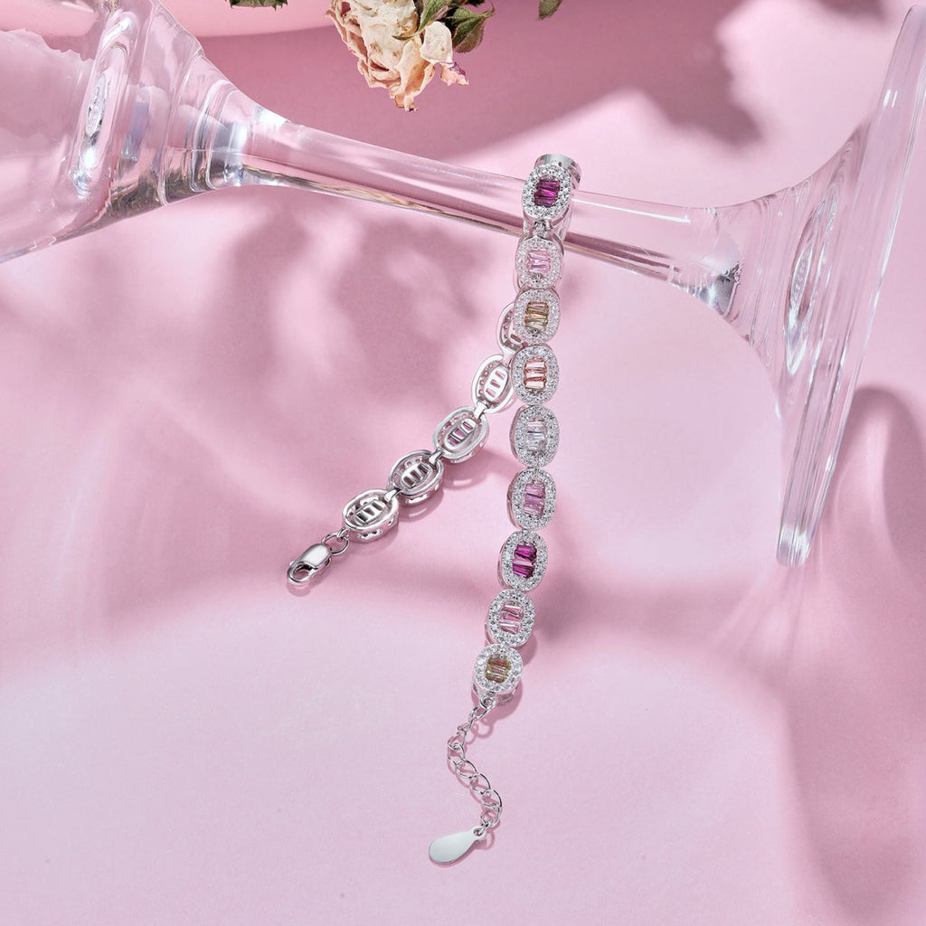 [Clover Jewelry]精巧な装飾が施されたエメラルドカットデイリーブレスレット