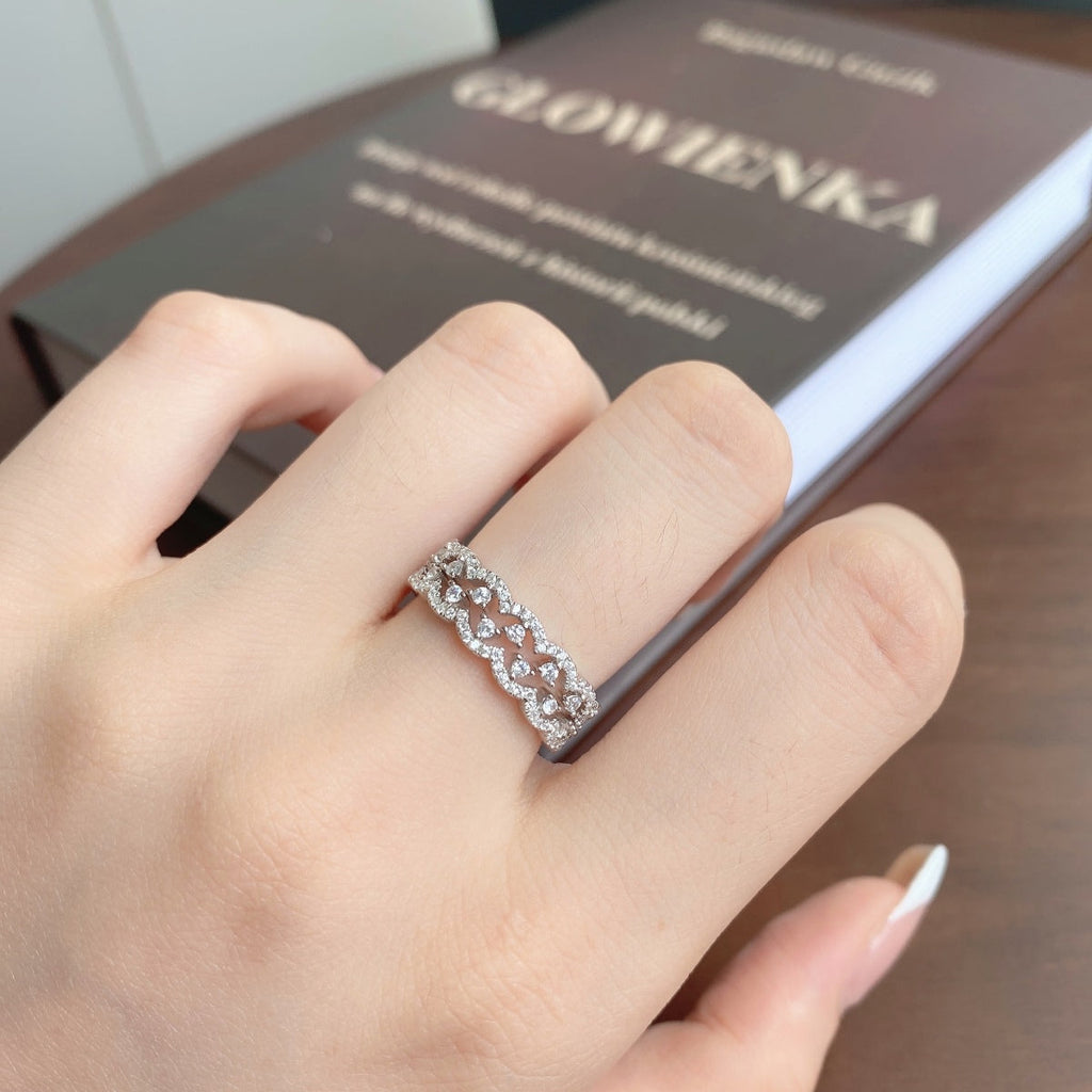 [Clover Jewelry]エレガントな光沢を放つラウンドシェイプのパーティリング