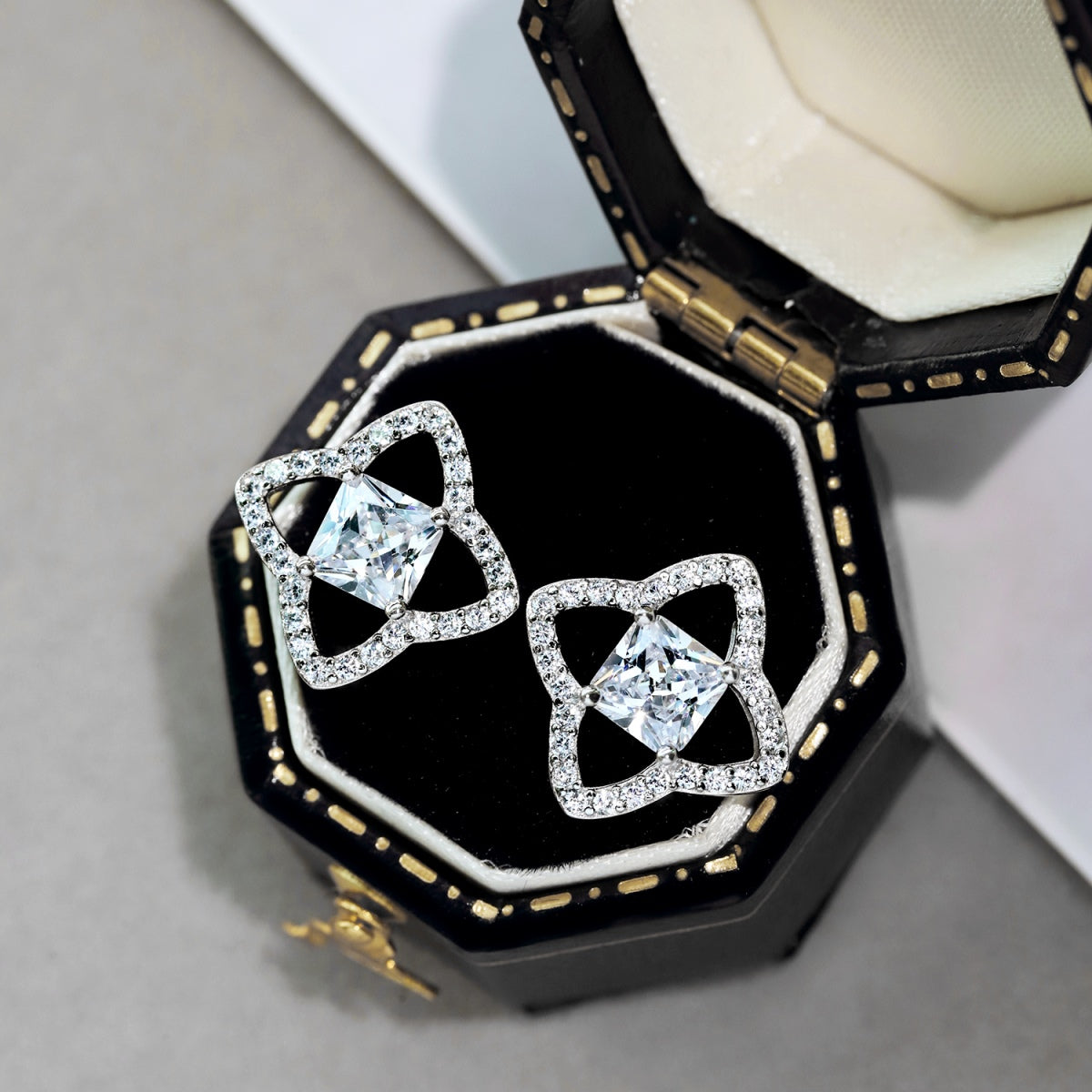 [クローバージュエリー]上品な星型プリンセスカットのデイリーピアス