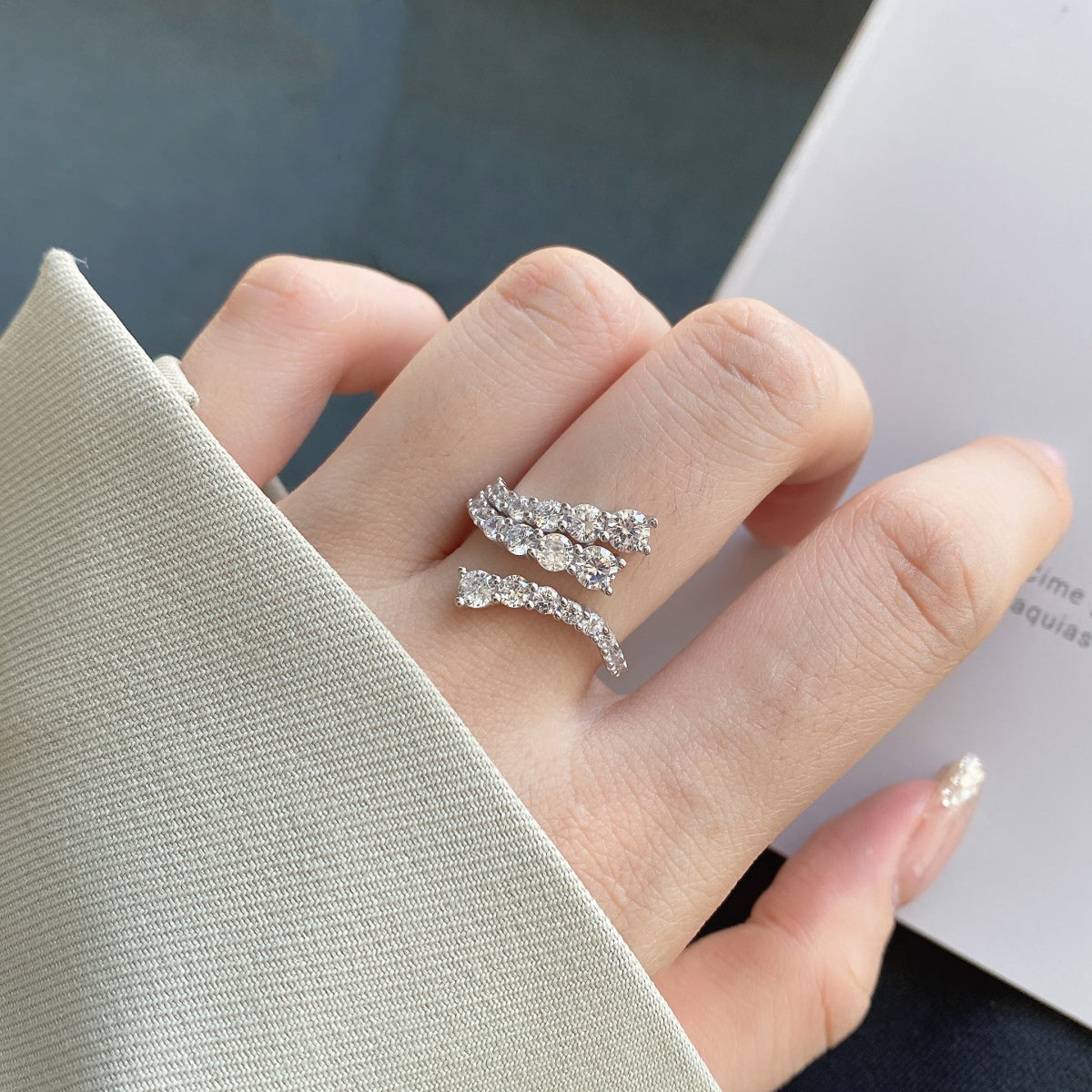 [Clover Jewelry]ユニークで鮮やかな蛇の形のデイリーリング