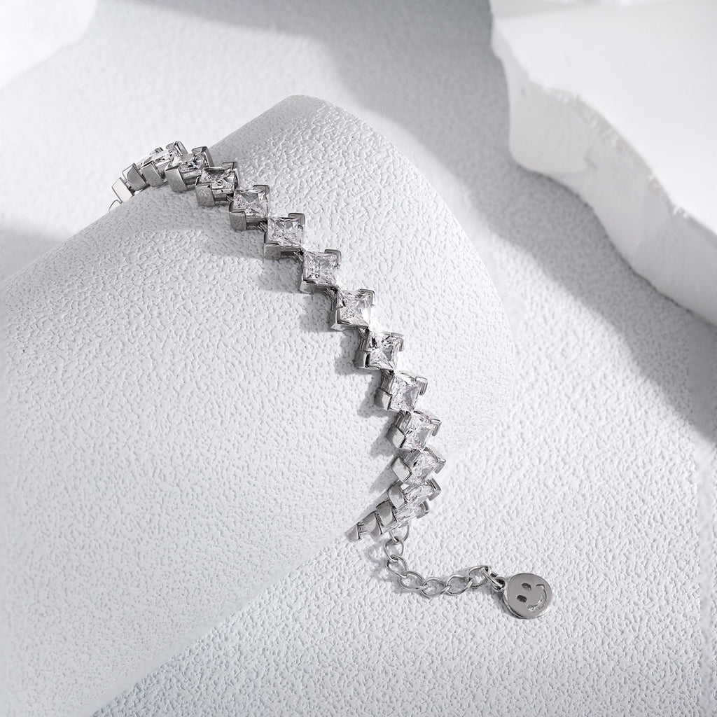 [Clover Jewelry]0.5カラット 華麗なプリンセスカット デイリーブレスレット