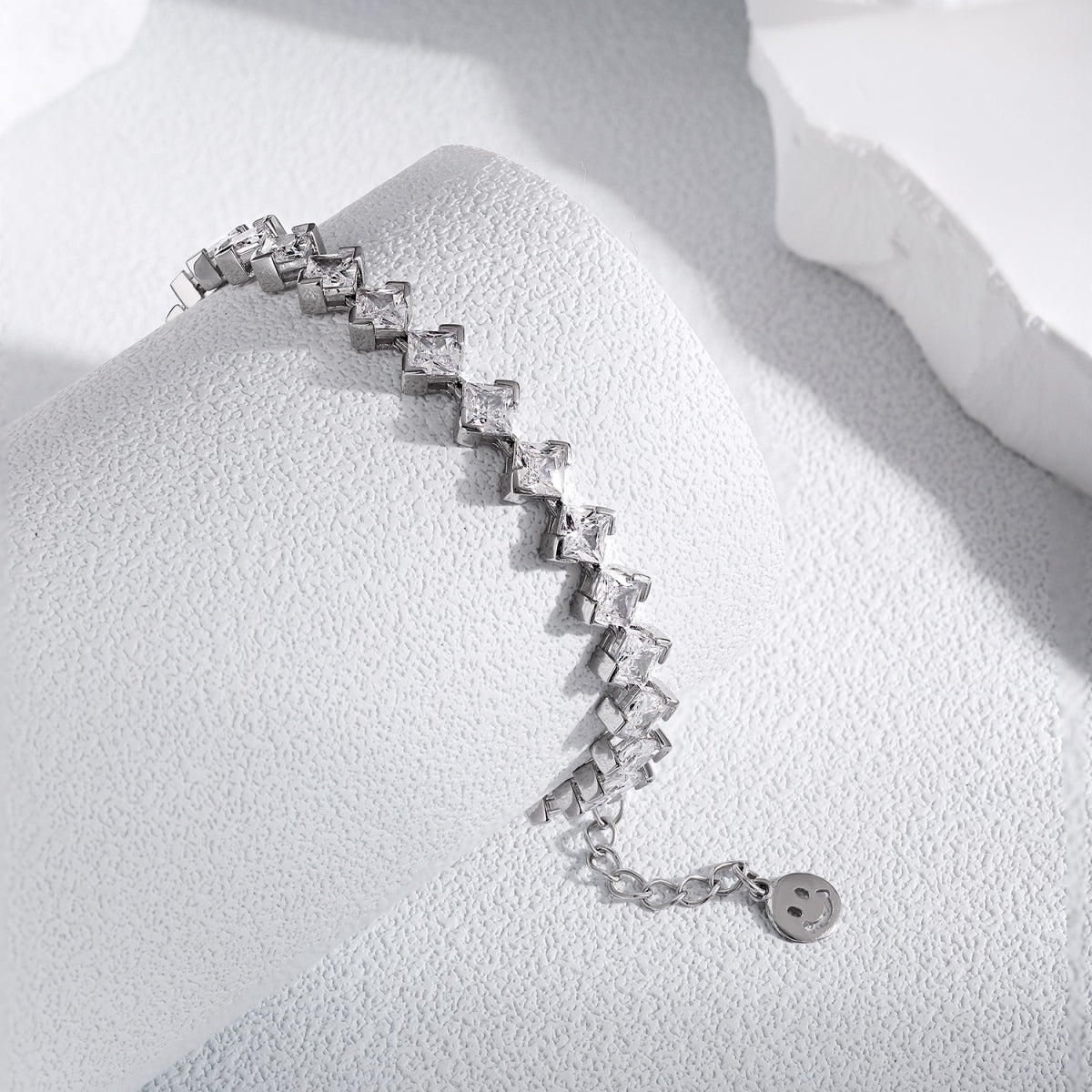 [Clover Jewelry]0.5カラット 華麗なプリンセスカット デイリーブレスレット