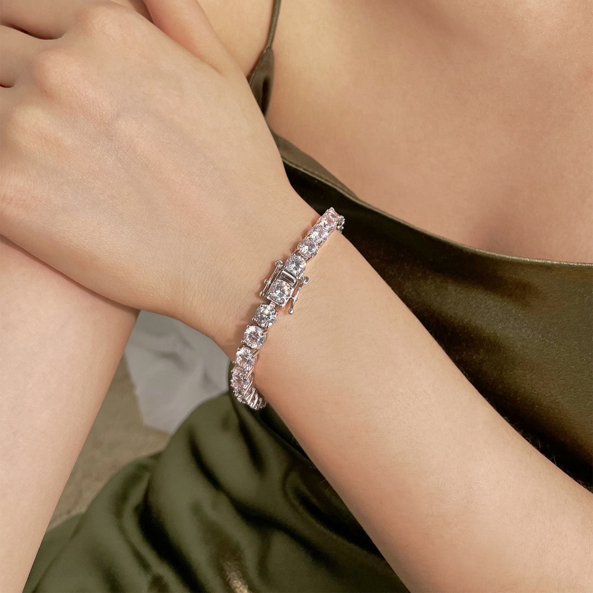 [Clover Jewelry]0.75カラット 輝くラウンドカット ウェディングブレスレット