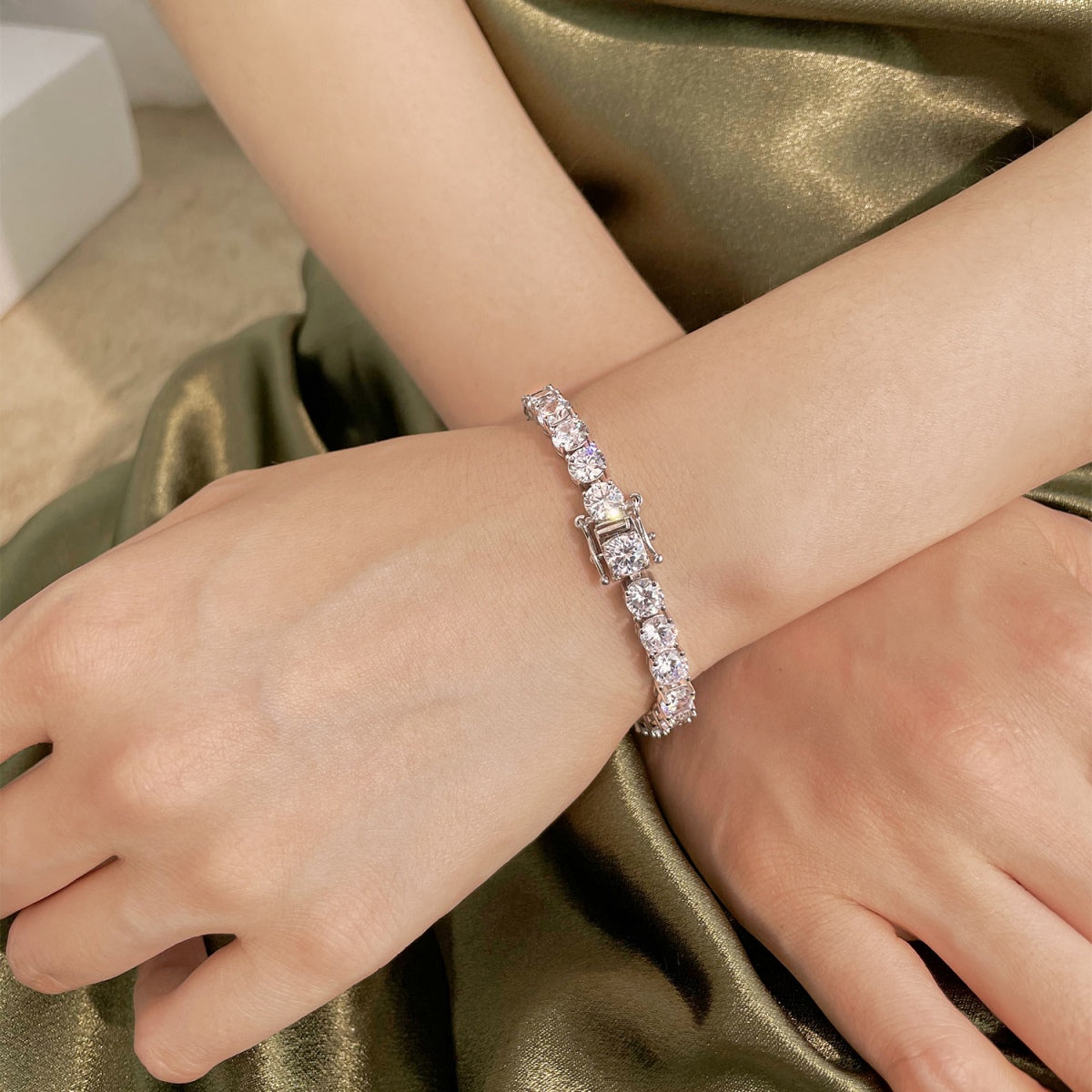 [Clover Jewelry]0.75カラット 輝くラウンドカット ウェディングブレスレット