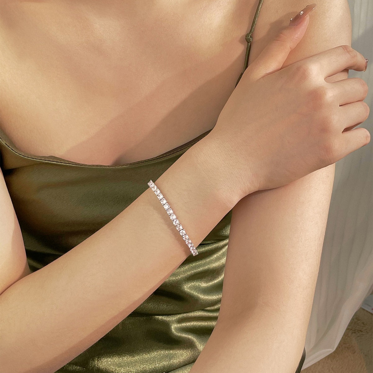 [Clover Jewelry]豪華な装飾 ラウンドカット テニスブレスレット