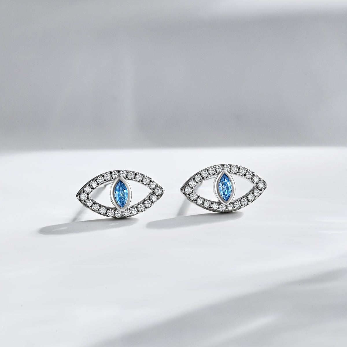 [Clover Jewelry]ブルーデビルアイズ中空スタッドピアス