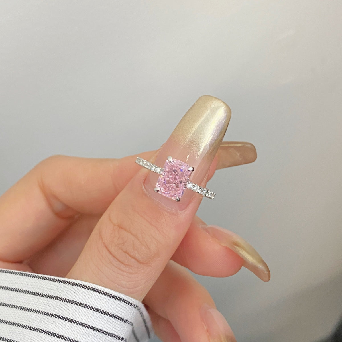 [Clover Jewelry]2.0カラット 華やかな輝き ラディアントカット パーティーリング