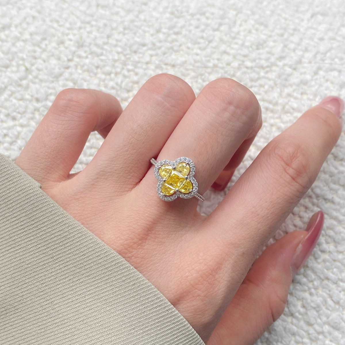 [クローバージュエリー]豪華なエタニティフラワー型バンケットリング