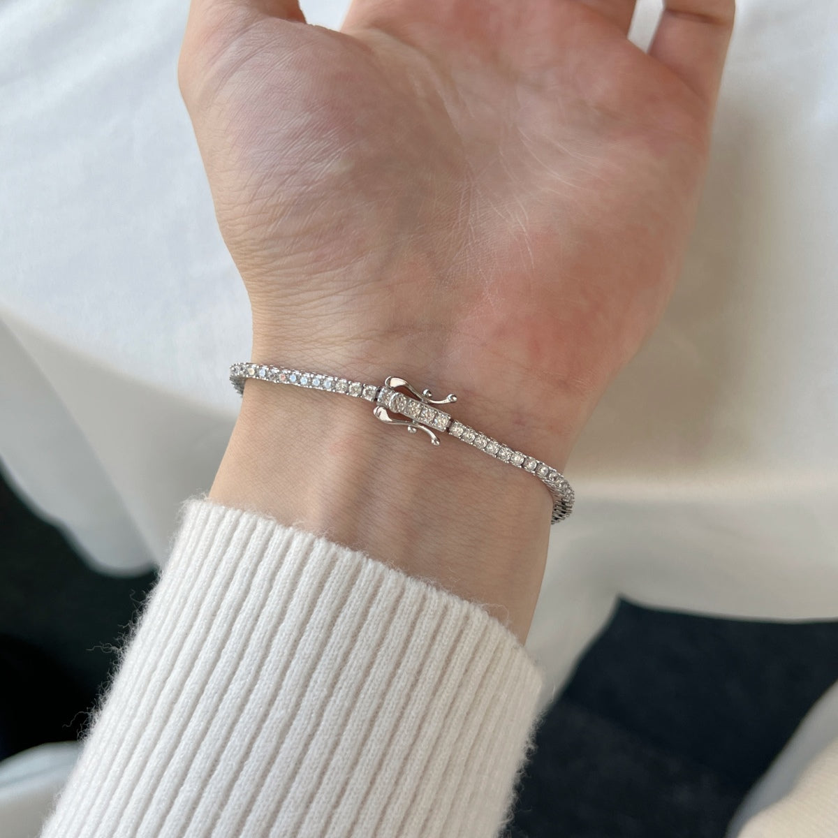 [クローバージュエリー]華麗で絶妙なラウンドカットのデイリーブレスレット