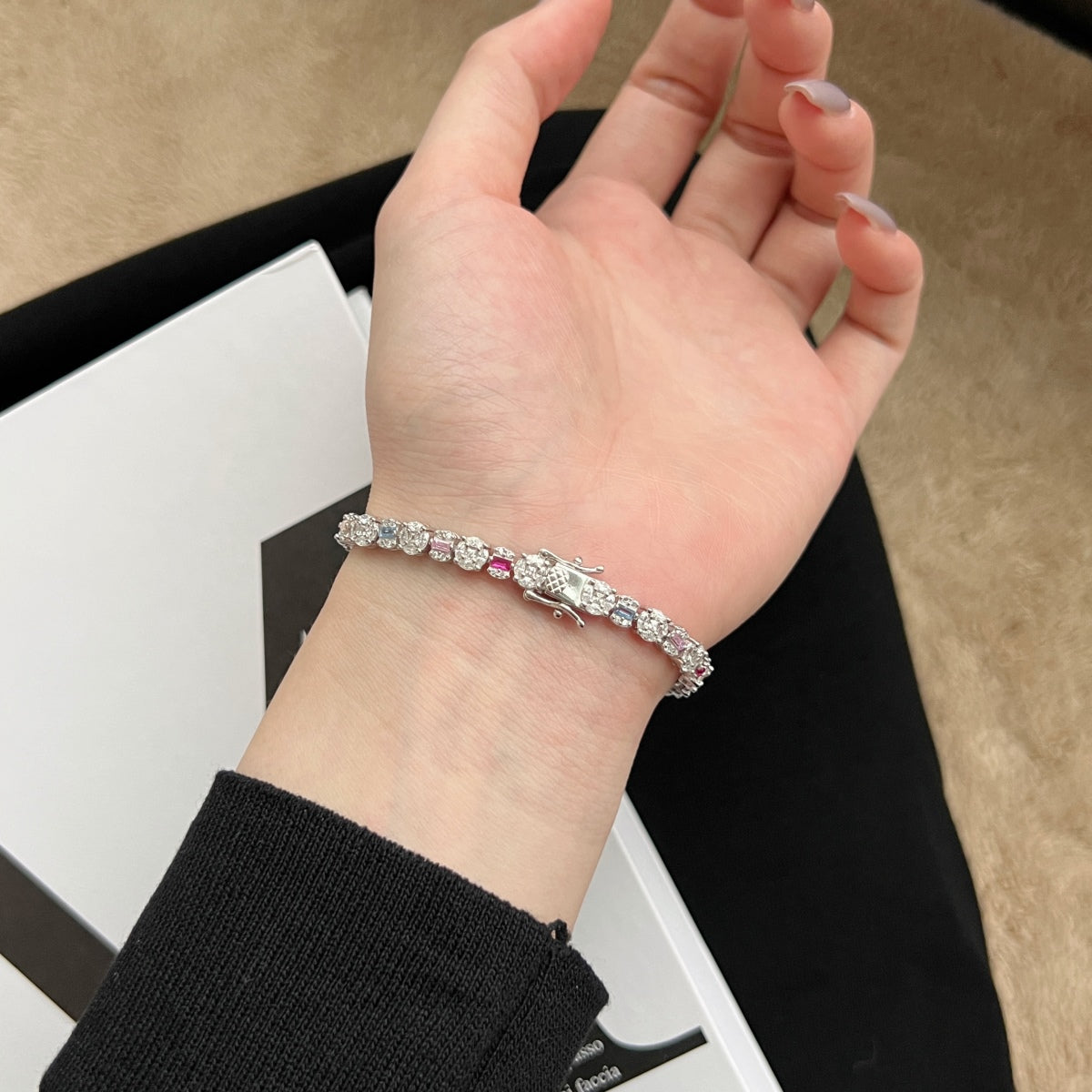 [クローバージエリー]デイリー使いにぴったりの、まばゆく輝くマルチカットブレスレット