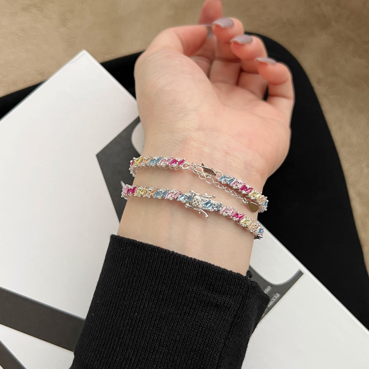 [クローバー・ジュエリー]華やかなきらめきのマルチカットパーティーブレスレット