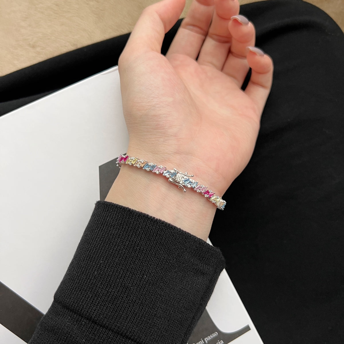 [クローバー・ジュエリー]華やかなきらめきのマルチカットパーティーブレスレット