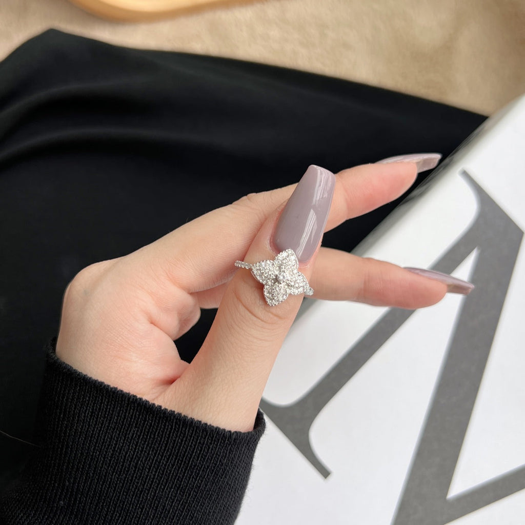 [Clover Jewelry]豪華なカラフルフラワー型バンケットリング