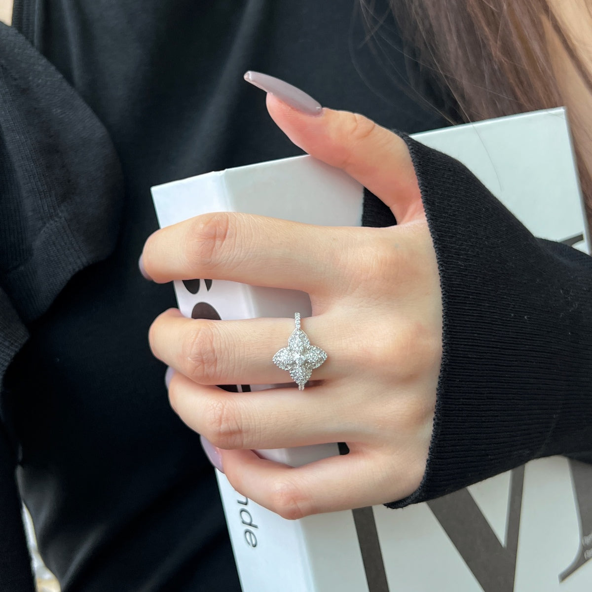 [Clover Jewelry]豪華なカラフルフラワー型バンケットリング