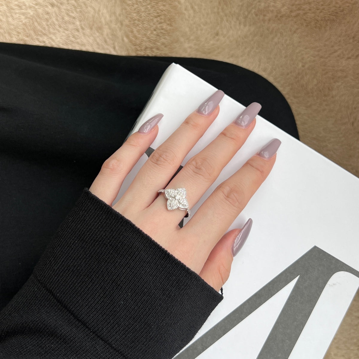 [Clover Jewelry]豪華なカラフルフラワー型バンケットリング