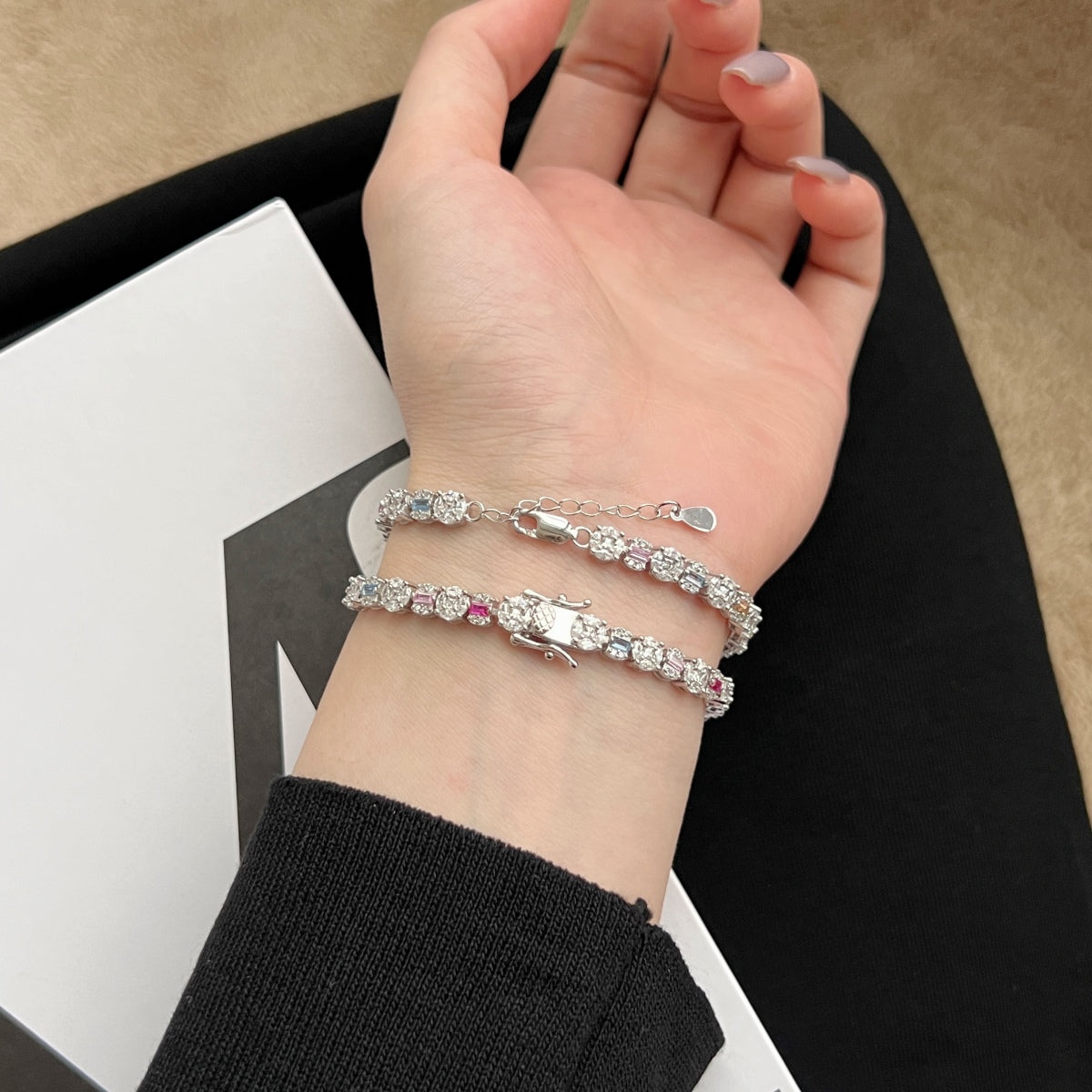 [クローバージエリー]デイリー使いにぴったりの、まばゆく輝くマルチカットブレスレット