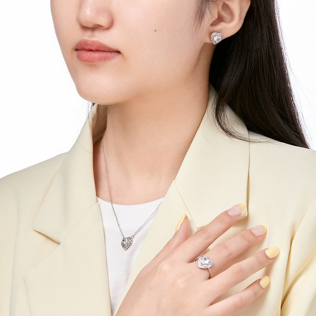 [クローバージュエリー]華奢で鮮やかなハート型ウェディングリング