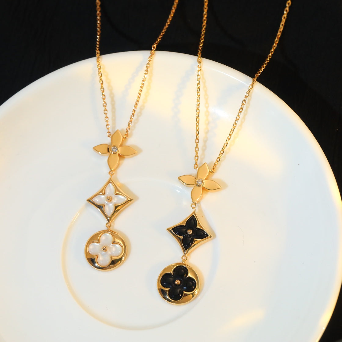 [Clover Jewelry]HALSKE TTE AUS ROSÉGOLD MIT STERN-, SONNEN- UND ONYX-ANHÄNGER