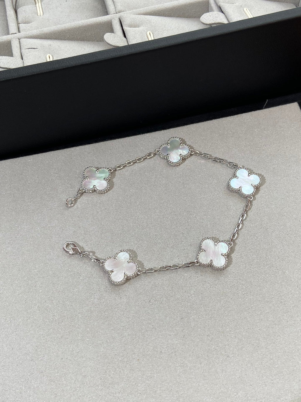 [Clover Jewelry]CLOVER SILVER MOP 5 MOTIF BRACELET