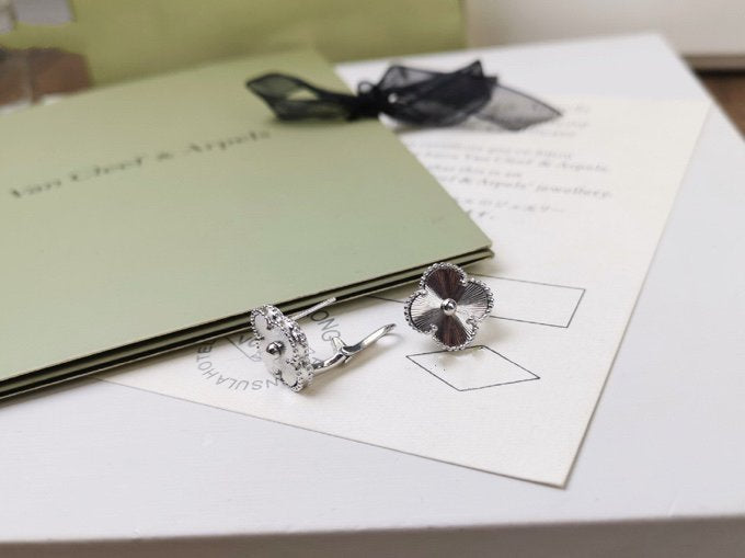 [Clover Jewelry]CLOVER MEDIUM STUD EARRINGS