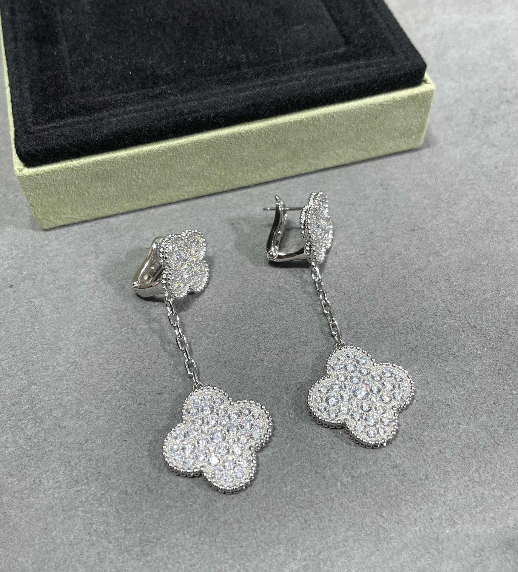 [Clover Jewelry]CLOVER 2 MOTIFS DIAMOND PAVED SILVER EARRINGS
