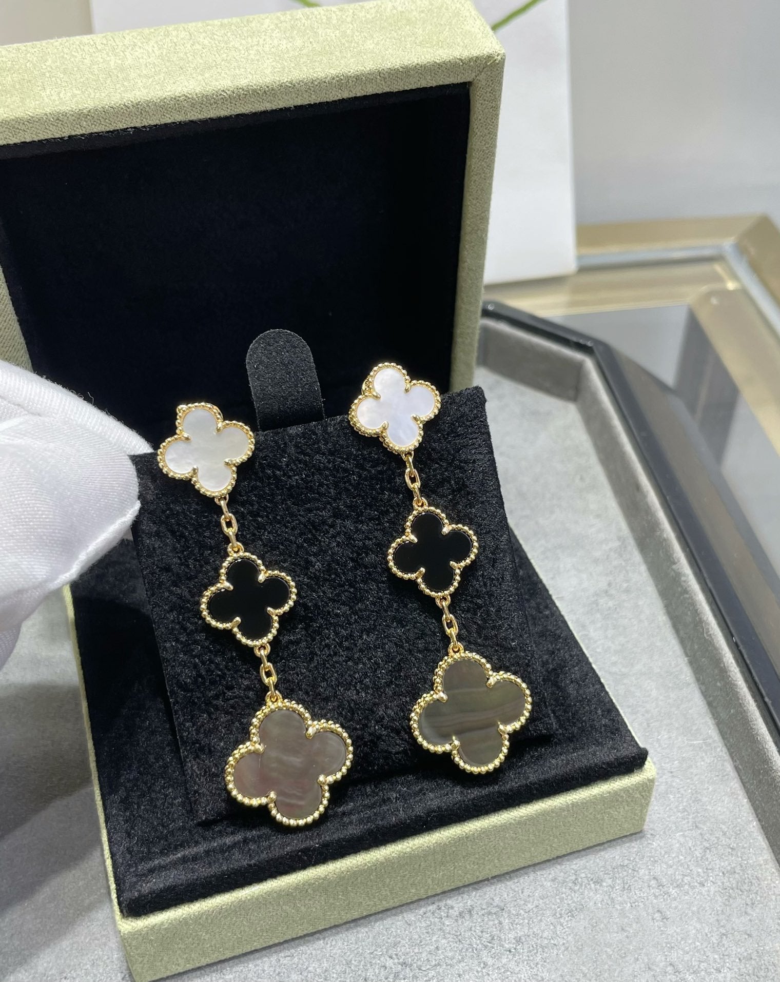 [Clover Jewelry]CLOVER 3 MOTIF MOP ONYX DARK MOP PINK GOLD EARRINGS