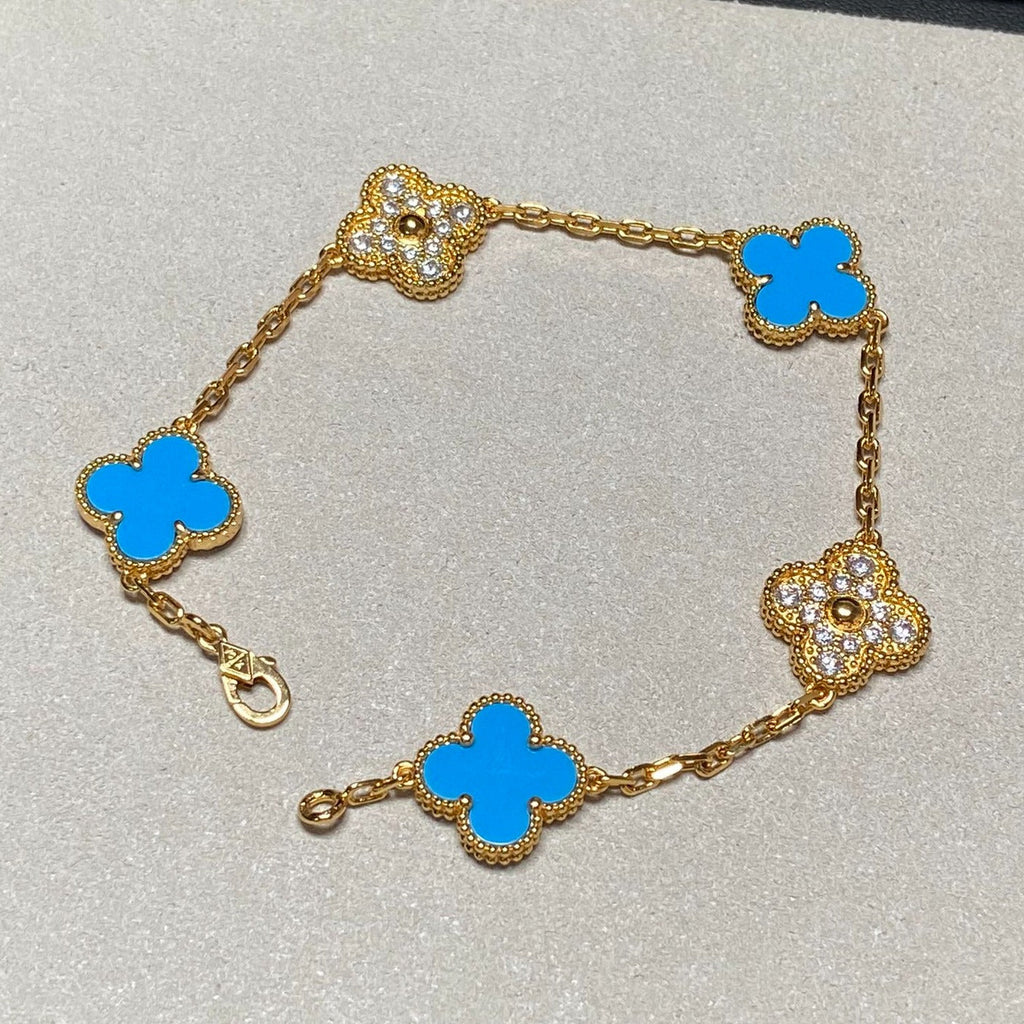 ```json
[
  {
    "translatedText": "[Clover Jewelry]CLOVER 5 MOTIVE BLAUER CHALZEDON DIAMANT GOLDARMREIF"
  }
]
```